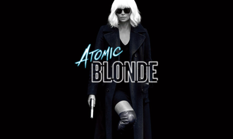 Filmkritik zu "Atomic Blonde" (Review, Kritik), hier ein Aussschnitt aus dem offiziellen Kinoposter. Ein Actionfilm im Stil von "John Wick" mit Agenten und 80er-Jahre-Flair im Berlin des Mauerfalls. Kinostart: 24. August 2017.