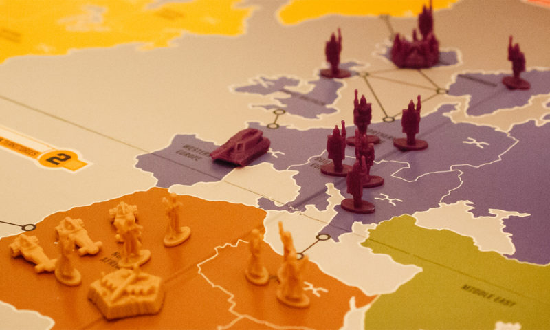 Du spielst gerne strategische Brettspiele wie Risiko und willst mehr davon? Aber gerne bessere Alternativen? Hier wirst du fündig! Wir stellen dir strategische Brettspiele wie Civilization, Wallenstein, Kemet, Shogun oder Small World vor. Foto-Credit Titelbild: Tom Page auf Flickr unter Creative Commons Lizenz.