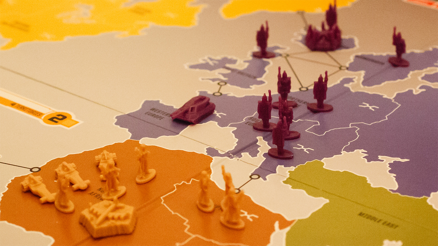 Du spielst gerne strategische Brettspiele wie Risiko und willst mehr davon? Aber gerne bessere Alternativen? Hier wirst du fündig! Wir stellen dir strategische Brettspiele wie Civilization, Wallenstein, Kemet, Shogun oder Small World vor. Foto-Credit Titelbild: Tom Page auf Flickr unter Creative Commons Lizenz.